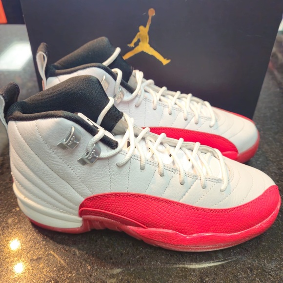 Sz 5.5y AIR JORDAN 12 RETRO 'CHERRY' 2023 - Picture 5 of 9